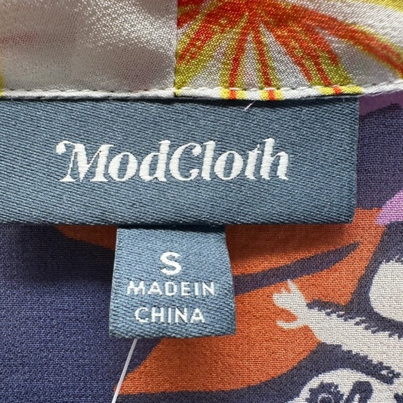 Modcloth Short Sleeve Top Sheer Floral Lemur Frogs & Parrot Print Womens S NEW - Picture 3 of 15
